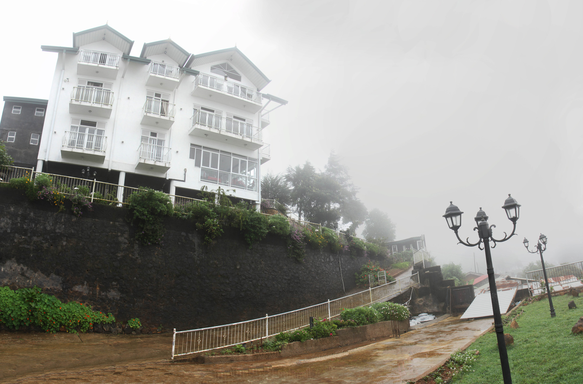 misty paradise luxury hotel in nuwara eliya